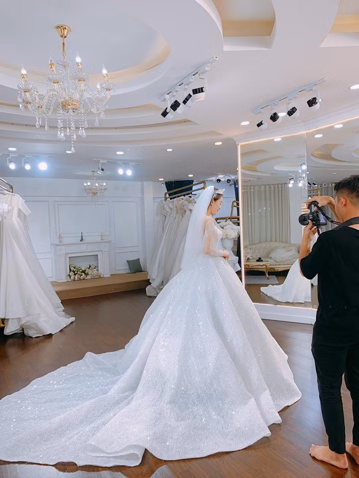 Le Ha hanh dong la truoc dam cuoi khien fan lo lang-Hinh-2