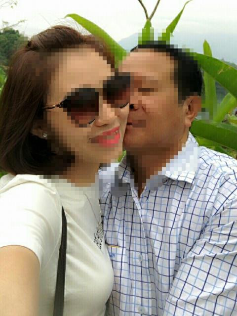 Hình ảnh thân thiết của vợ anh Trung và ông Xem được con gái anh phát hiện lưu trong điện thoại.