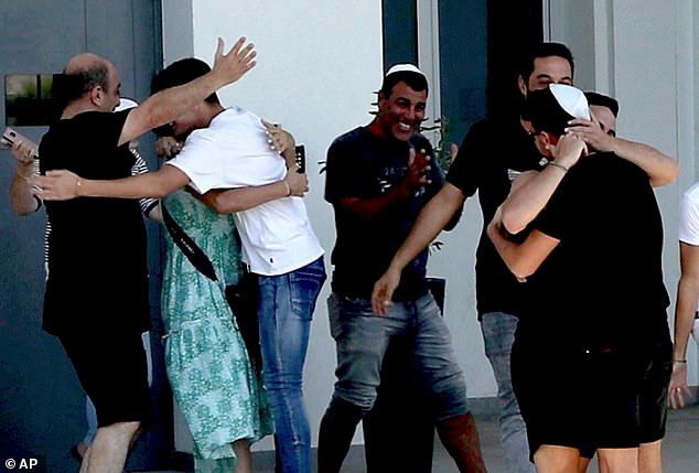 Thieu nu 19 tuoi tra gia dat vi bia chuyen bi 12 dan ong ham hiep