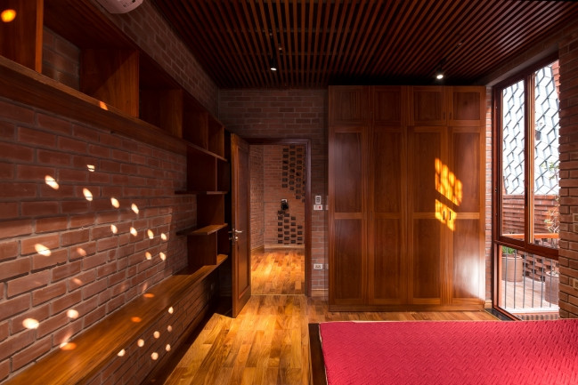 Sau đây là hình ảnh bên trong ngôi nhà "hang gạch":