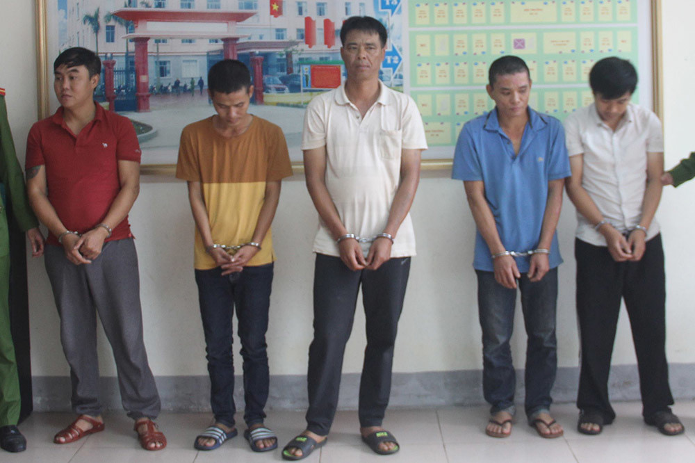 Bat doi tuong tron na, lay vo sinh con song an dat trong rung