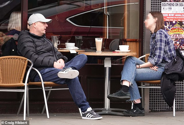 Crossley đề nghị nữ phóng viên quan hệ tình dục bằng miệng.