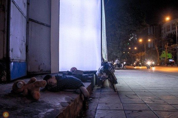 Nga ngua voi su that buc anh be trai 'say giac nong' ben via he