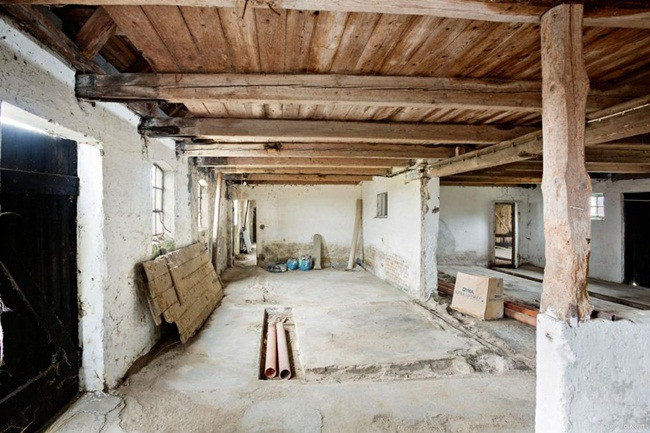 Sau nhiều năm bị bỏ hoang, nó được sửa sang, cải tạo lại thành một căn nhà đẹp.