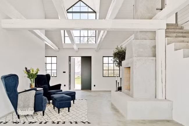 Cửa sổ cao có mục đích hút nhiều ánh sáng tự nhiên nhất, đưa đến cảm giác thoáng đãng, mát mẻ cho căn nhà.