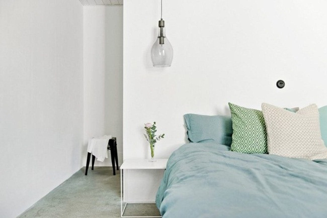 Phòng ngủ cũng có phong cách nội thất đơn giản nhưng ngập ánh sáng.