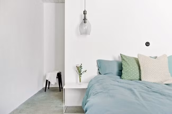 Phòng ngủ cũng có phong cách nội thất đơn giản nhưng ngập ánh sáng.