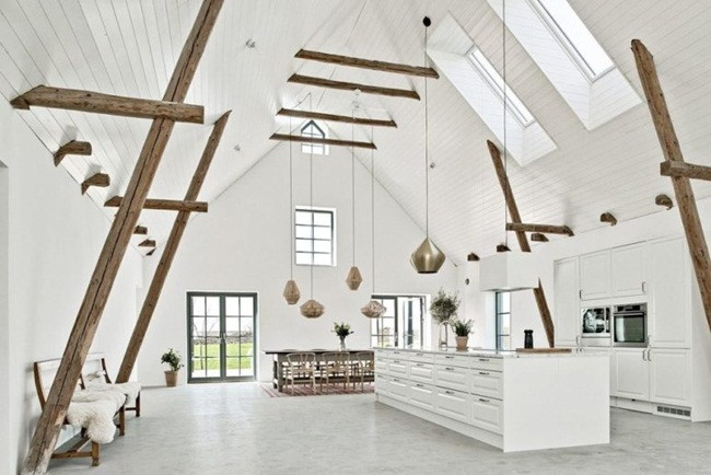 Phòng ăn đơn giản với bộ bàn ăn mang phong cách cổ điển thường có trong các căn nhà ở trang trại.