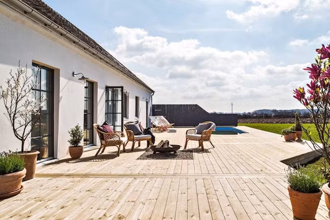 Một không gian ngoài trời để ngồi thư giãn, nghỉ ngơi dưới ánh nắng ấm áp