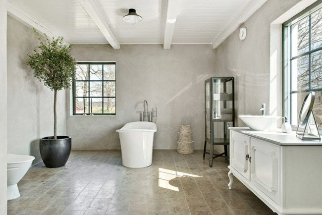 Phòng tắm có vẻ như là khu vực có nhiều màu sắc nhất ngôi nhà, chủ nhà dùng tông màu xám sơn tường.