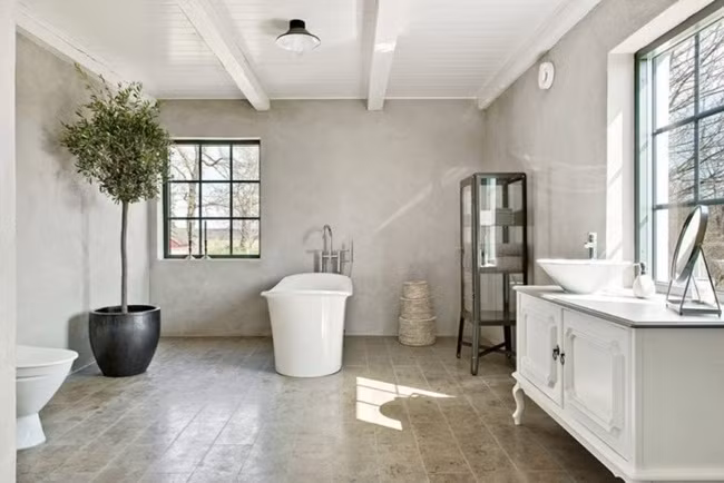 Phòng tắm có vẻ như là khu vực có nhiều màu sắc nhất ngôi nhà, chủ nhà dùng tông màu xám sơn tường.