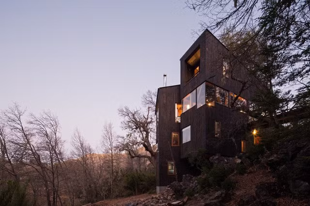 Điều quan trọng nhất là nhà gỗ nhỏ này được xây dựng dựa trên những nét nguyên sơ của nó, làm sao giữ được càng nguyên sơ càng tốt. Được xây dựng trong những cây sồi cổ và những tảng đá nham thạch ăn đủ sương giá, nhà gỗ La Dacha đi theo địa hình tự nhiên cũng như các nguyên tắc thiết kế thụ động.