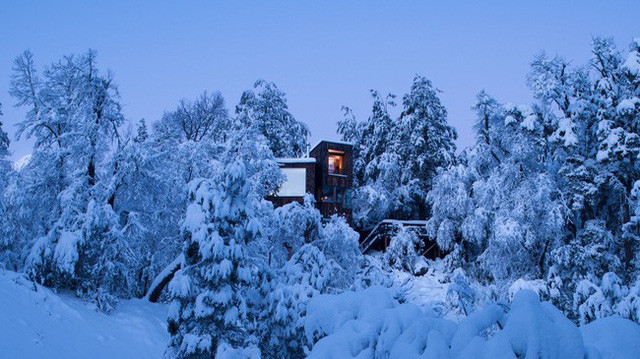 Để dễ dàng xây dựng và đem lại hiệu suất nhiệt cao, Nicolas đã xây dựng ngôi nhà gỗ có tấm cách nhiệt và tấm ốp thông đen được sử dụng kỹ thuật đến từ Nhật Bản của Shou Sugi Ban với mục đích chống mục ruỗng.