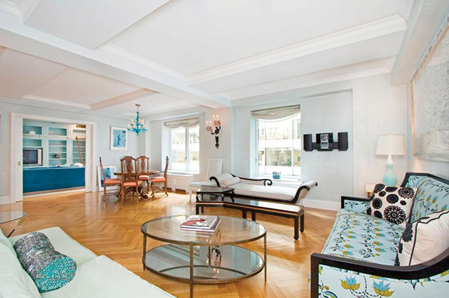 Trump Park Avenue ở 502 Park Avenue được ông Donald Trump mua vào năm 2001 với giá 115 triệu USD. Tòa nhà có 120 căn hộ và 8 penthouse. Các vật dụng ở đây sử dụng gỗ sồi và trang trí bằng đá cẩm thạch.