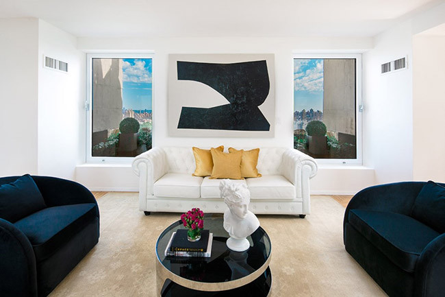 Trump Place gồm 4 tòa nhà, nằm ở các số 120, 200, 220 và 240 của khu Riverside Boulevard, cạnh sông Hudson. Trump Place có sự pha trộn độc đáo của các tiện nghi sang trọng đa dạng như phòng bida phong cách Anh, spa kiểu châu Âu, các thư viện và phòng đọc sách yên tĩnh, phòng chiếu phim, và những căn phòng thiết kế cửa sổ lớn mang lại tầm nhìn đẹp mắt.