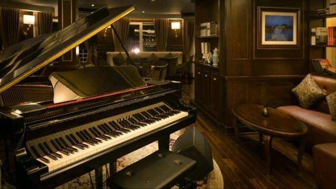 Trên du thuyền còn có phòng nghe nhạc cùng các nghệ sỹ đến từ nước ngoài thường xuyên biểu diễn. Ảnh: Hoàng Dương.