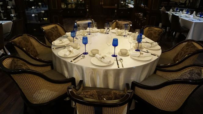 "Đây là lần đầu tiên chúng tôi bày trí bàn tiệc tròn trên du thuyền này. Thường thì các bàn tiệc đều dạng hình vuông hoặc chữ nhật nhưng đây là yêu cầu đặc biệt từ phía phái đoàn Triều Tiên" - Một nhân viên phục vụ trên du thuyền Paradise Elegance cho biết. Ảnh: Hoàng Dương.