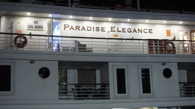 Từ đêm 26/2, công tác chuẩn bị được nhanh chóng triển khai, an ninh được thắt chặt xung quanh khu vực du thuyền neo đậu. Du thuyền Paradise Elegance có thân vỏ thép có sức chứa hơn 200 hành khách cùng thủy thủ đoàn. Ảnh: Hoàng Dương.