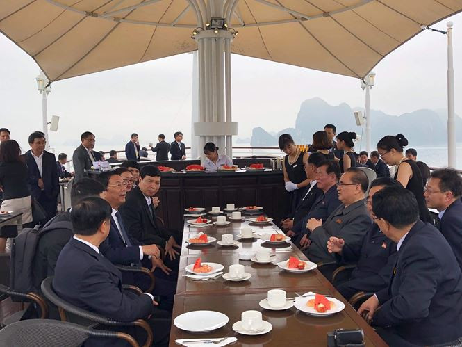 Sân thượng của du thuyền cũng được bố trí đồ ăn nhẹ phục vụ cho đoàn lúc ngắm cảnh vịnh Hạ Long. Chuyến thăm đã tạo nhiều ấn tượng đối với các thành viên trong đoàn lãnh đạo Triều Tiên trước khi rời Quảng Ninh tiếp tục hành trình thăm một số nhà máy, cụm công nghiệp công nghệ cao tại TP. Hải Phòng. Ảnh: Hoàng Dương.