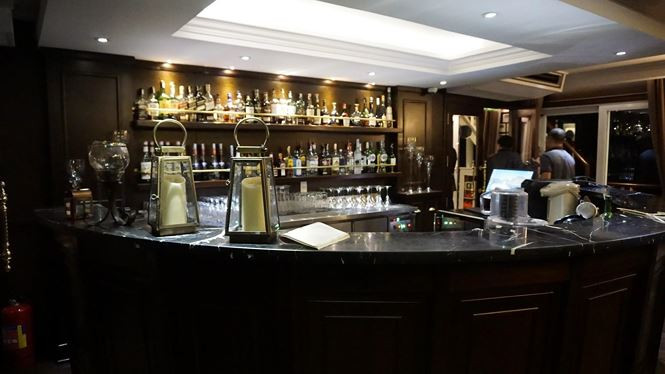 Quầy bar được thiết kế tinh tế nằm ngay cạnh phòng ăn với đủ các loại thức uống hảo hạng. Ảnh: Hoàng Dương.
