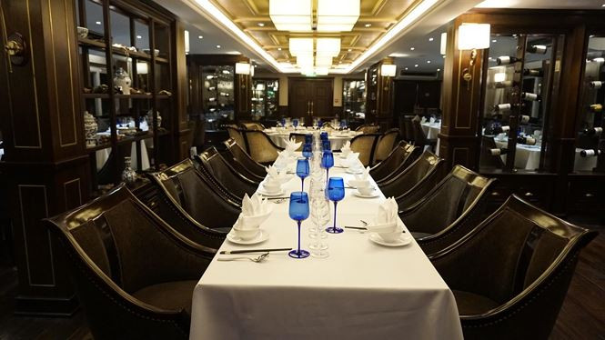 Bàn tiệc được bày biện riêng cho đoàn lãnh đạo cấp cao Triều Tiên. Bàn tiệc được lựa chọn 2 màu xanh, trắng chủ đạo tạo nên không khí ấm cúng, thoải mái cho đoàn lãnh đạo cấp cao Triều Tiên. Ảnh: Hoàng Dương.