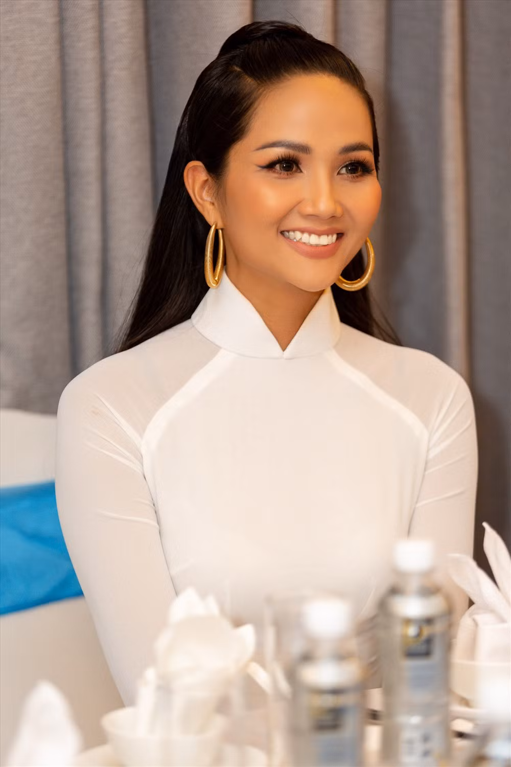 Cô bật mí, do chương trình tham gia có chủ đề về “Mở đường đến tương lai”, hướng đến đối tượng nữ sinh các dân tộc nên H’Hen Niê muốn diện trang phục áo dài trắng đơn giản, thể hiện hình ảnh người phụ nữ Việt Nam duyên dáng, vừa mang thông điệp đề cao giáo dục. Ảnh: Thiên An.