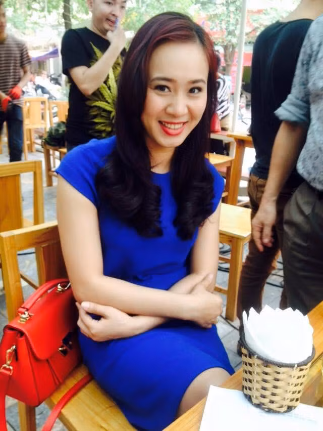 Diễn viên Khánh Linh (bạn thân của Anh Thư trong phim) sống bình lặng, kín tiếng ngoài đời. Cô hiện làm việc ở Nhà hát Kịch Việt Nam, đã lấy chồng, sinh con. Trái ngược với hình ảnh đỏng đảnh, ghê gớm trong Về nhà đi con, Khánh Linh chia sẻ cô là tuýp phụ nữ truyền thống, sau giờ làm là trở về nhà, chăm sóc gia đình. Cô tâm sự mình sống được bằng nghề diễn vì "liệu cơm gắp mắm".