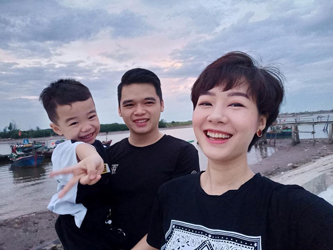 Sau 5 năm kết hôn, diễn viên Kim Ngọc (vai Uyên) có cuộc sống gia đình viên mãn bên chồng, con. Ông xã cô không hoạt động lĩnh vực nghệ thuật. Kim Ngọc từng tâm sự cô và chồng coi nhau như những người bạn, luôn chia sẻ, thấu hiểu. 9X theo học Đại học Sân khấu Điện ảnh, cùng khóa với Bảo Thanh, Doãn Quốc Đam, Thu Quỳnh, Trọng Hùng. Trước Về nhà đi con, cô góp mặt trong một số dự án phim như Sát thủ online, Khi người đàn ông góa vợ bật khóc...