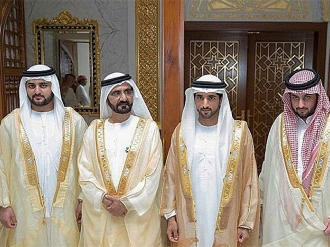 Thái tử Sheikh Hamdan là con trai thứ 2 của quốc vương Dubai Sheikh Mohammed bin Rashid Al Maktoum. Ông Sheikh Mohammed bin Rashid Al Maktoum là phó tổng thống và là thủ tướng của Các Tiểu Vương Quốc Ả Rập Thống Nhất. Cha của thái tử Sheikh Hamdan sở hữu khối tài sản ròng khoảng 4,5 tỷ USD, theo BusinessInsider.