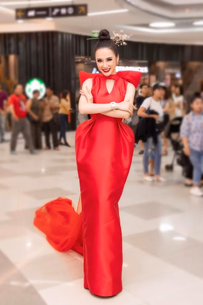 Kể cả trong lần hiếm hoi tham gia sự kiện giải trí, cô cũng chọn trang phục kín đáo. Mới đây, cô xuất hiện tại một sự kiện với bộ đầm đỏ, dáng dài đính nơ to bản phía sau lưng.