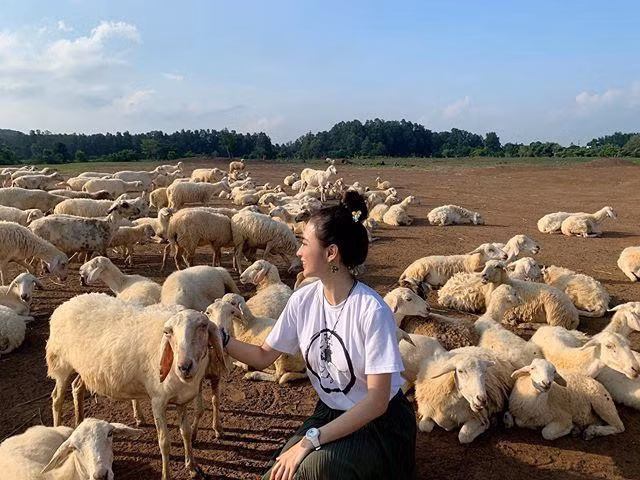 Vừa qua, cô chia sẻ kỷ niệm lần đầu đặt chân đến miền đất Phật Nepal. Nữ diễn viên chia sẻ: "Biết ơn vùng đất con đến, nơi con đã hoàn thành 108 vòng đi nhiễu đỉnh tháp Boudhanath. Con thật sự hoan hỉ vô cùng".