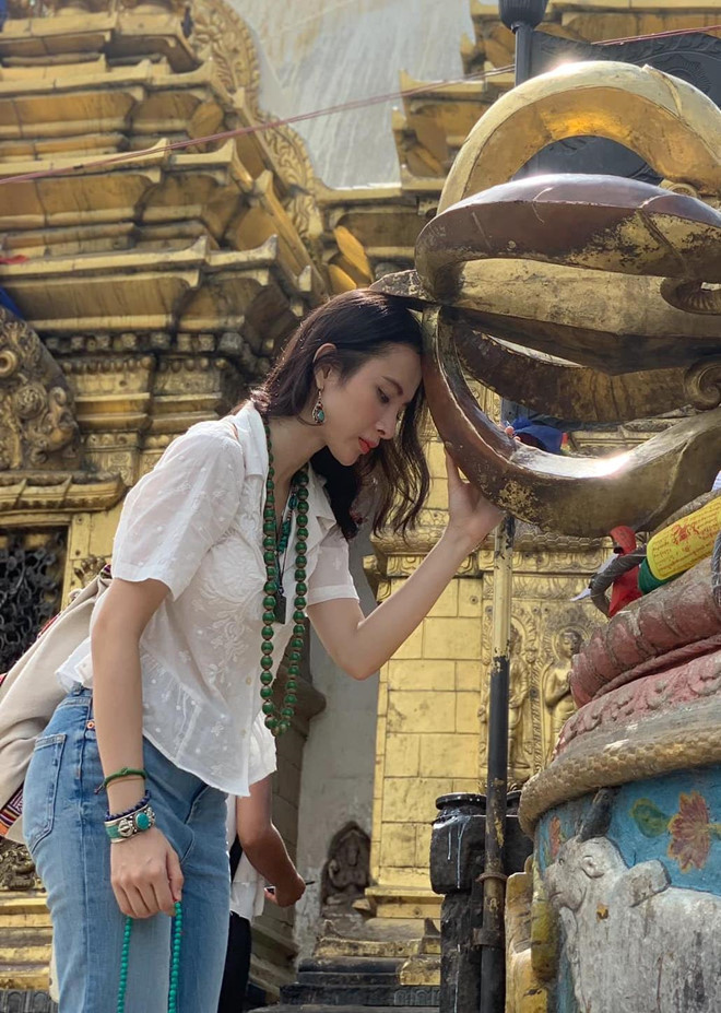 Angela Phương Trinh cho biết cuộc sống của cô hiện tại rất bình dị. Cô tâm sự: "Không sôi nổi như trước nhưng lại quý giá hơn thật nhiều, mang theo cái hương vị tình người, gắn kết, sự sâu lắng nơi con tim với bao điều tốt đẹp luôn hiện hữu phía trước".