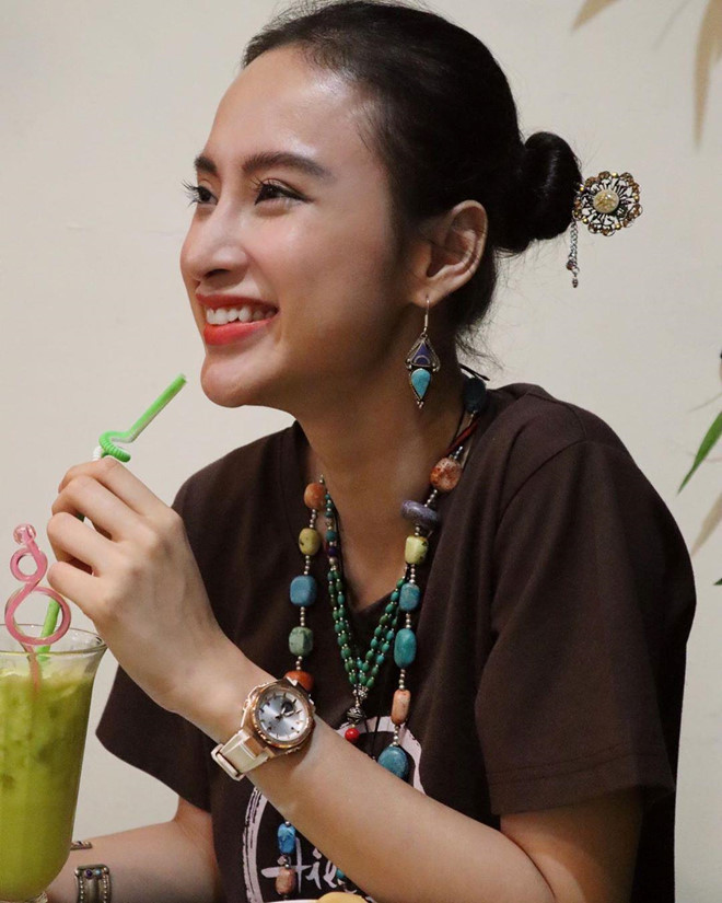 "Xã hội phát triển, con người ta chỉ quan tâm đến nhu cầu sống sao cho cao nhất, đó là điều tất nhiên. Bên cạnh đó, sự cuốn vào guồng quay của vật chất, hình ảnh, địa vị đã kéo khoảng cách giàu nghèo và tình cảm con người dần trở nên xa cách. Từ bé ta được dạy về lòng yêu thương giữa con người với con người, về sự dung dị và lòng thanh cao giữa đời thường", cô tâm sự thêm.