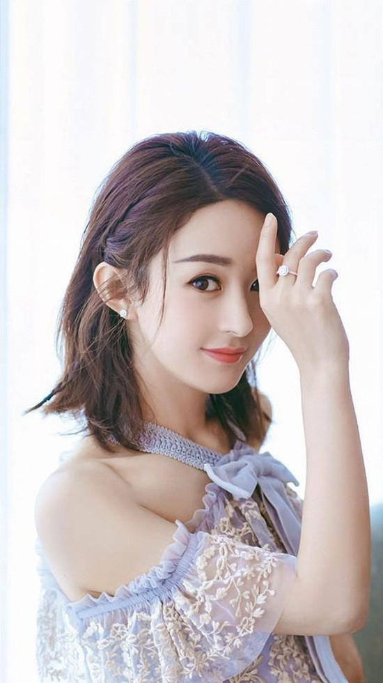 Xếp ở vị trí thứ 6, Triệu Lệ Dĩnh là một trường hợp vô cùng bất ngờ trong danh sách này. Cô đã nghỉ sinh hơn 1 năm qua và không hề lộ diện chứ đừng nói là tham gia vào bất kỳ hoạt động showbiz nào. Tuy vậy, tên tuổi của Triệu Lệ Dĩnh vẫn đủ giúp cô luôn giữ vững vị trí trong lòng người hâm mộ.