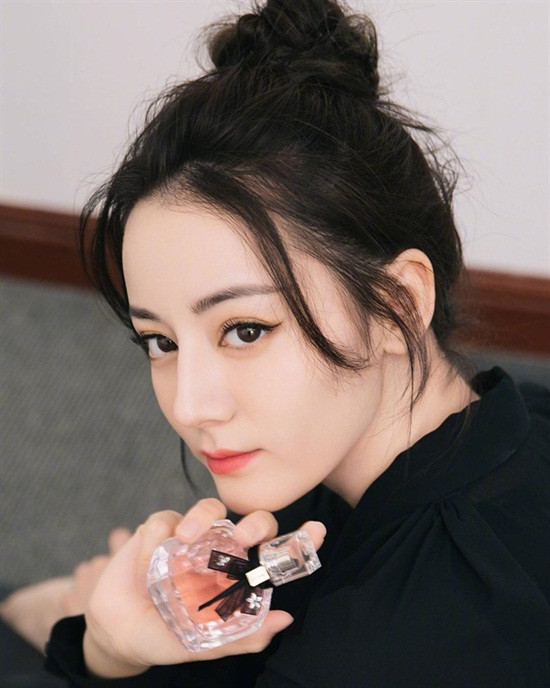 Địch Lệ Nhiệt Ba là sao nữ duy nhất góp mặt trong top 5. Vị trí thứ 4 trên bảng xếp hạng chứng tỏ sức hút mạnh mẽ của mỹ nữ Tân Cương dù thời gian qua cô không tham gia tác phẩm nào mà chuyển hướng sang show truyền hình.