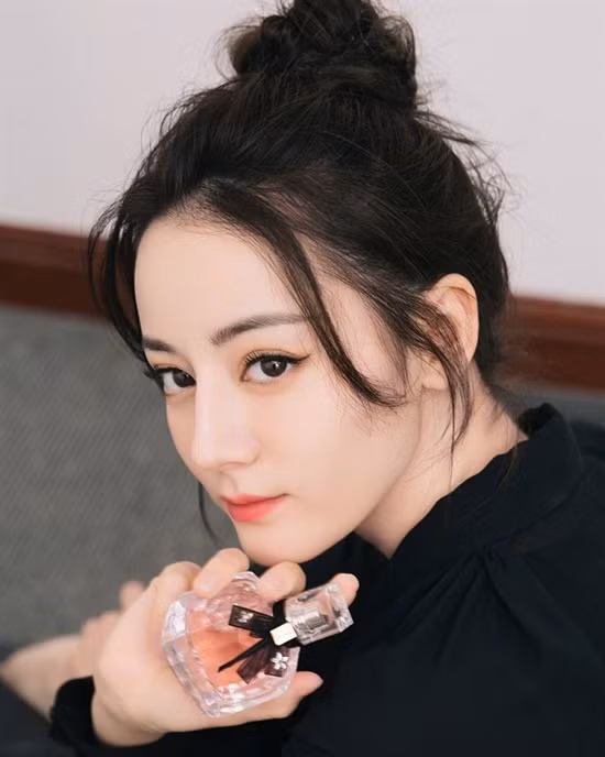 Địch Lệ Nhiệt Ba là sao nữ duy nhất góp mặt trong top 5. Vị trí thứ 4 trên bảng xếp hạng chứng tỏ sức hút mạnh mẽ của mỹ nữ Tân Cương dù thời gian qua cô không tham gia tác phẩm nào mà chuyển hướng sang show truyền hình.