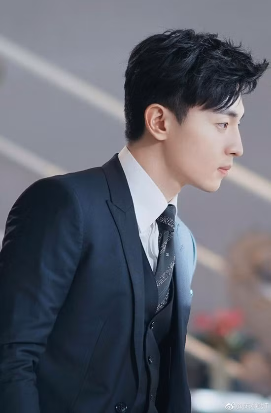 Sau Hương mật tựa khói sương, Đặng Luân chính thức góp mặt vào đội ngũ những nam thần hàng đầu trên màn ảnh Hoa ngữ. Khí chất sạch sẽ, cuộc sống không scandal khiến Đặng Luân không chỉ nhận được sự yêu mến của khản giả mà cả những thương hiệu tên tuổi.