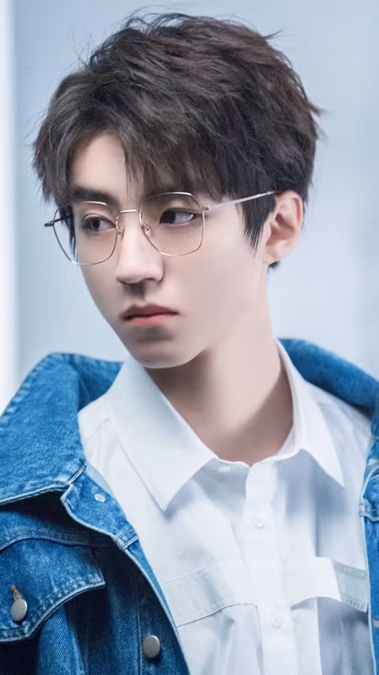 Vương Tuấn Khải đứng thứ ba trong bảng xếp hạng. Trưởng nhóm TFBoys bận rộn việc học ở Học viện Điện ảnh Bắc Kinh, ít tham gia dự án mới nhưng không vì thế mà danh tiếng giảm sút.