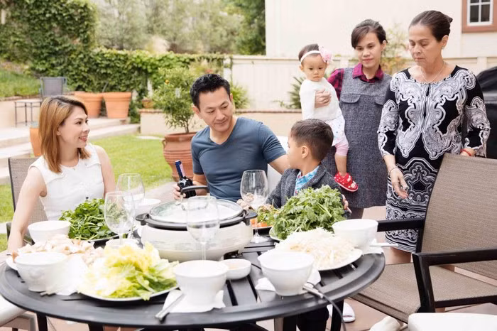 Căn biệt thự xa hoa của Thanh Thảo ở Mỹ là địa chỉ cho bạn bè, nghệ sĩ trong nước và hải ngoại thường xuyên lui tới. Thanh Thảo cũng tiếp đón niềm nở bạn bè. Sau 20 năm hoạt động trong showbiz Việt, Thanh Thảo sang Mỹ định cư. Hiện tại, cô sống cùng chồng và con cái tại biệt thự ở California (Mỹ). Chồng Thanh Thảo tên là Tom. Anh là người gốc Hoa nhưng đang sinh sống và làm việc tại Mỹ. Tom là chủ của nhiều phòng khám nha khoa ở Mỹ và một phòng khám tại Đà Nẵng.