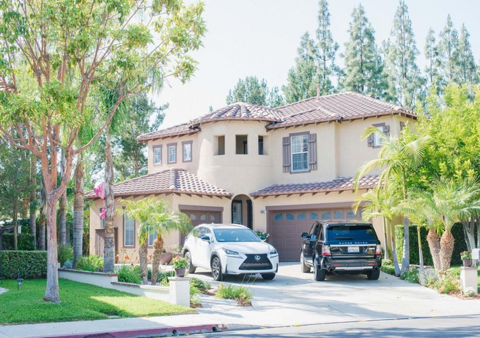 Chồng cô thường sử dụng chiếc xe màu đen, còn Thanh Thảo thích sự trang nhã của chiếc xe màu trắng.