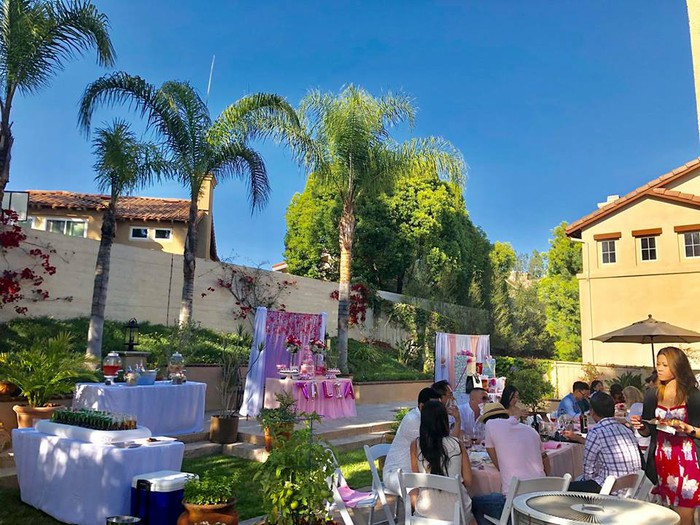 Với khuôn viên rộng, đặc biệt là khu vườn nhiều cây xanh nên Thanh Thảo thường cùng bạn bè tổ chức ăn uống, tiệc tùng trong vườn.