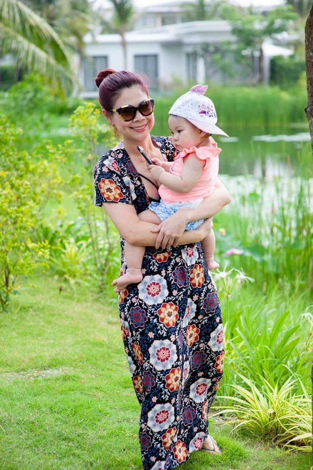 Ngoài thời gian làm việc, Thanh Thảo thường xuyên chơi đùa cùng con. 41 tuổi mới sinh con gái đầu lòng nên Thanh Thảo vô cùng hạnh phúc. Dù đôi khi bị cho "ra rìa" vì chồng rất bám con nhưng nữ ca sĩ chia sẻ, nhiều người nói chồng cô là đại gia và cô cũng phải công nhận anh là đại gia thật nhưng đại gia về tình cảm thì đúng hơn. Ông xã của Thanh Thảo không phải tuýp người biết nói những lời lẽ ngọt ngào, lãng mạn mà chỉ biết thể hiện bằng hành động, có điều anh luôn sẵn sàng dỗ dành khi thấy vợ giận.