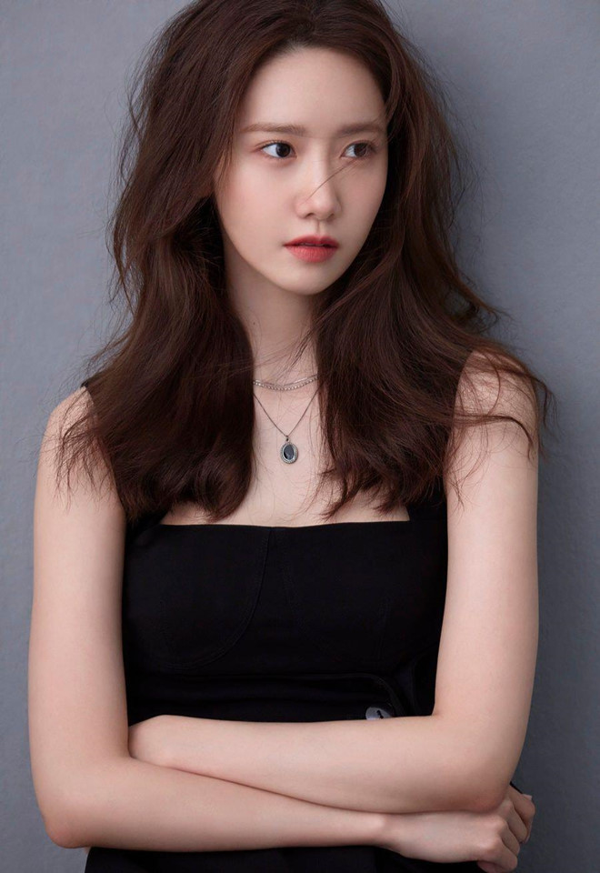 Nhờ nhan sắc hoàn hảo cùng nhân cách hiếm có trong giới giải trí, thành viên nhóm nhạc nổi tiếng SNSD nhận về nhiều hợp đồng quảng cáo. Cô được vinh danh là "nữ hoàng quảng cáo" vì nhận được tới 7 lời mời quảng cáo mới trong một năm. Vì thế, hình ảnh của Yoona xuất hiện ở nhiều nơi tại Hàn Quốc cũng như thế giới. Ảnh: theqoo.