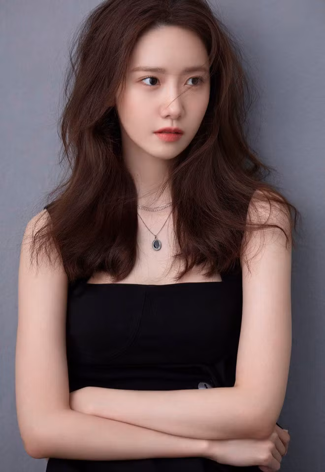 Nhờ nhan sắc hoàn hảo cùng nhân cách hiếm có trong giới giải trí, thành viên nhóm nhạc nổi tiếng SNSD nhận về nhiều hợp đồng quảng cáo. Cô được vinh danh là "nữ hoàng quảng cáo" vì nhận được tới 7 lời mời quảng cáo mới trong một năm. Vì thế, hình ảnh của Yoona xuất hiện ở nhiều nơi tại Hàn Quốc cũng như thế giới. Ảnh: theqoo.