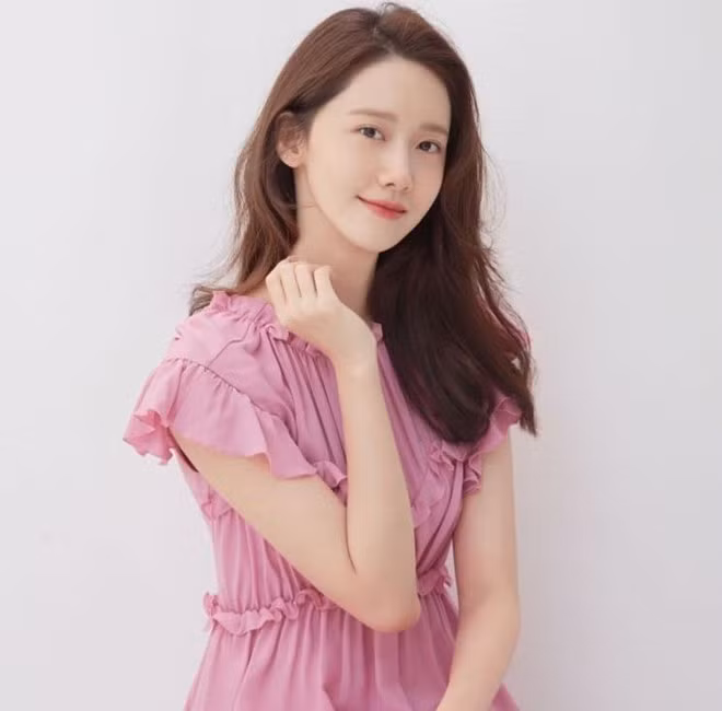 Bên cạnh ca hát, Yoona hiện tập trung nhiều hơn vào mảng diễn xuất. Cô từng tham gia đóng chính trong nhiều tác phẩm truyền hình nổi tiếng như Mật danh K2, Khi nhà vua yêu... Dù là idol đóng phim, thành viên SNSD đã dần nhận được lời khen từ khán giả nhờ sự tiến bộ trong những dự án phim gần nhất. Ảnh: theqoo.