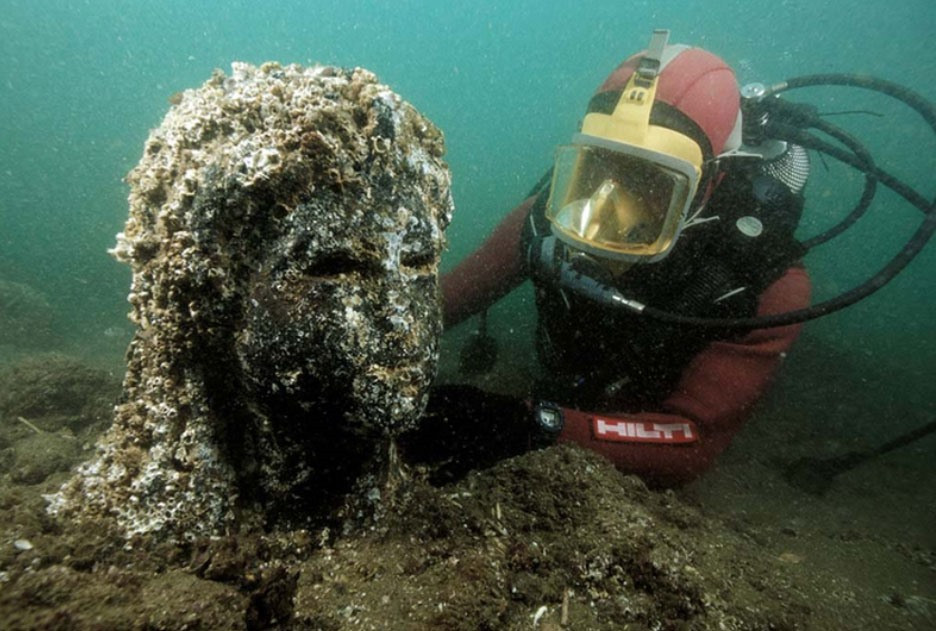 Phat hien ngoi den bi an va kho bau chim duoi day bien 1.200 nam-Hinh-4