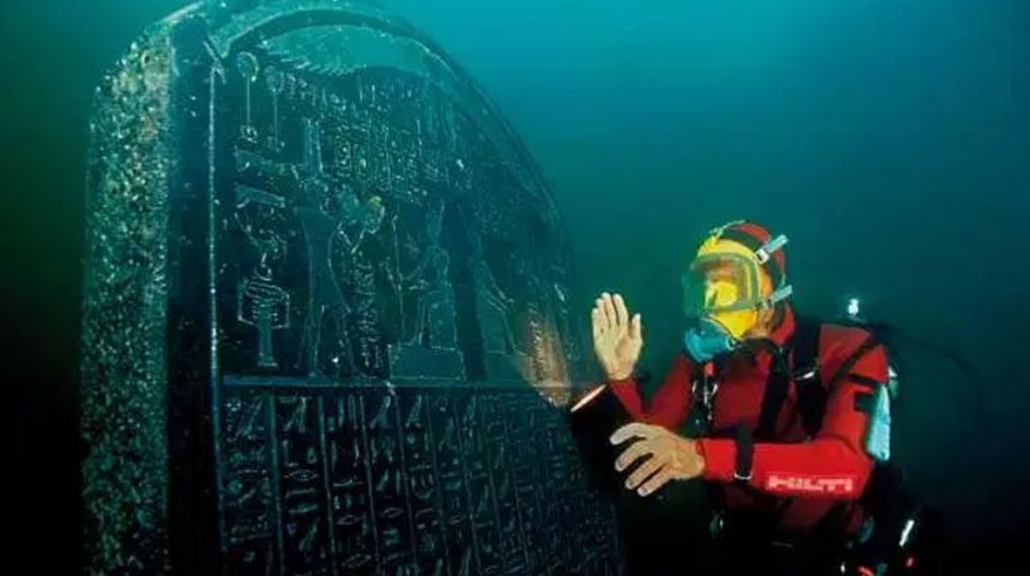 Phat hien ngoi den bi an va kho bau chim duoi day bien 1.200 nam