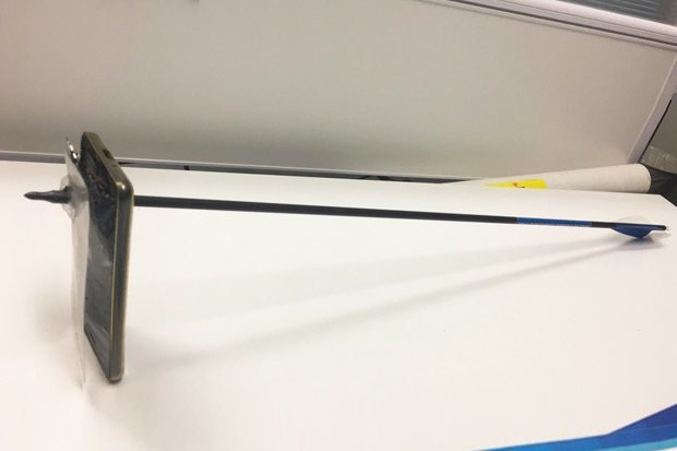 Mũi tên găm trúng vào điện thoại thông minh.