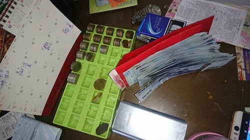 Dua tien thuong tet cho vo bi con trai noi mot cau sung sot