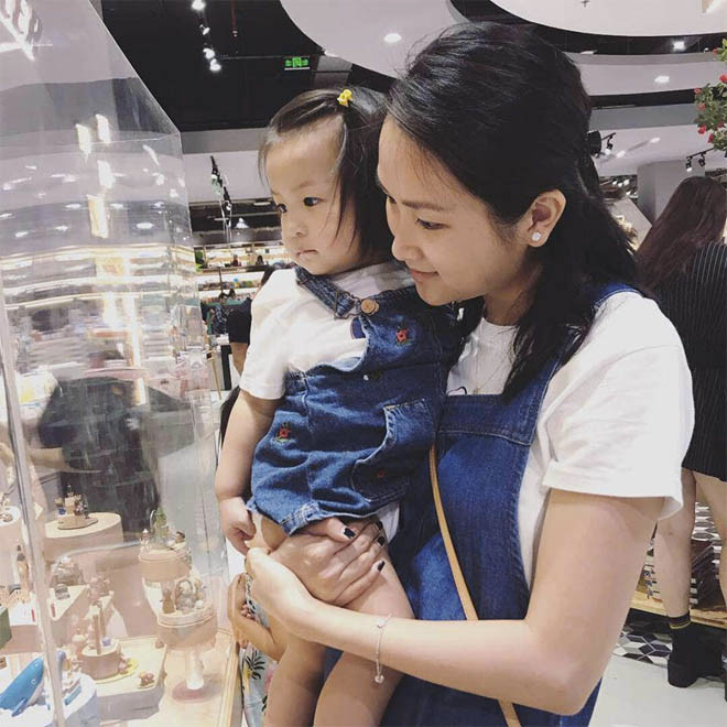 Yến Phương cho biết, với việc lấy chồng là người của công chúng, thường xuyên đi diễn xa nhà, cô không ít lần chạnh lòng khi trải qua chuỗi ngày một mình ở nhà chăm con.